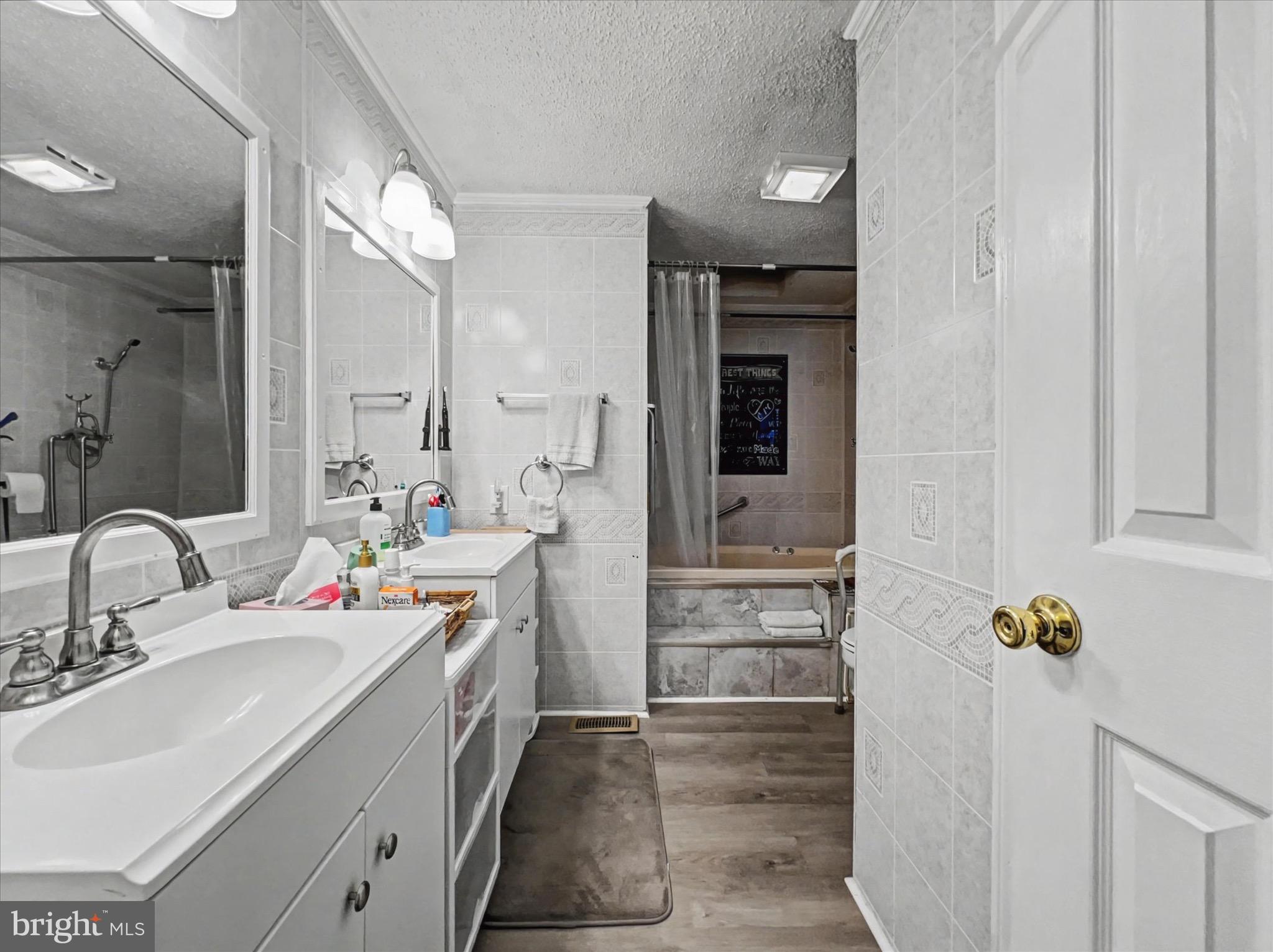 MURRAY MANOR - Residential