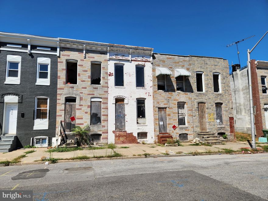 ONLINE AUCTION: Bidding begins 11/10/2025 @ 10:00 AM. Bidding ends 11/12/2025 @ 11:50 AM. List Price is Suggested Opening Bid. Deposit: $5,000.
 
This two-story townhouse is located in the Carrollton Ridge neighborhood of Baltimore City. Residents can enjoy the nearby attractions such as Westside Shopping Center, Grace Medical Center, Mount Clare Junction, and Carroll Park. The property’s occupancy is unknown. It also has easy access to major traffic arteries via Wilkens Ave.