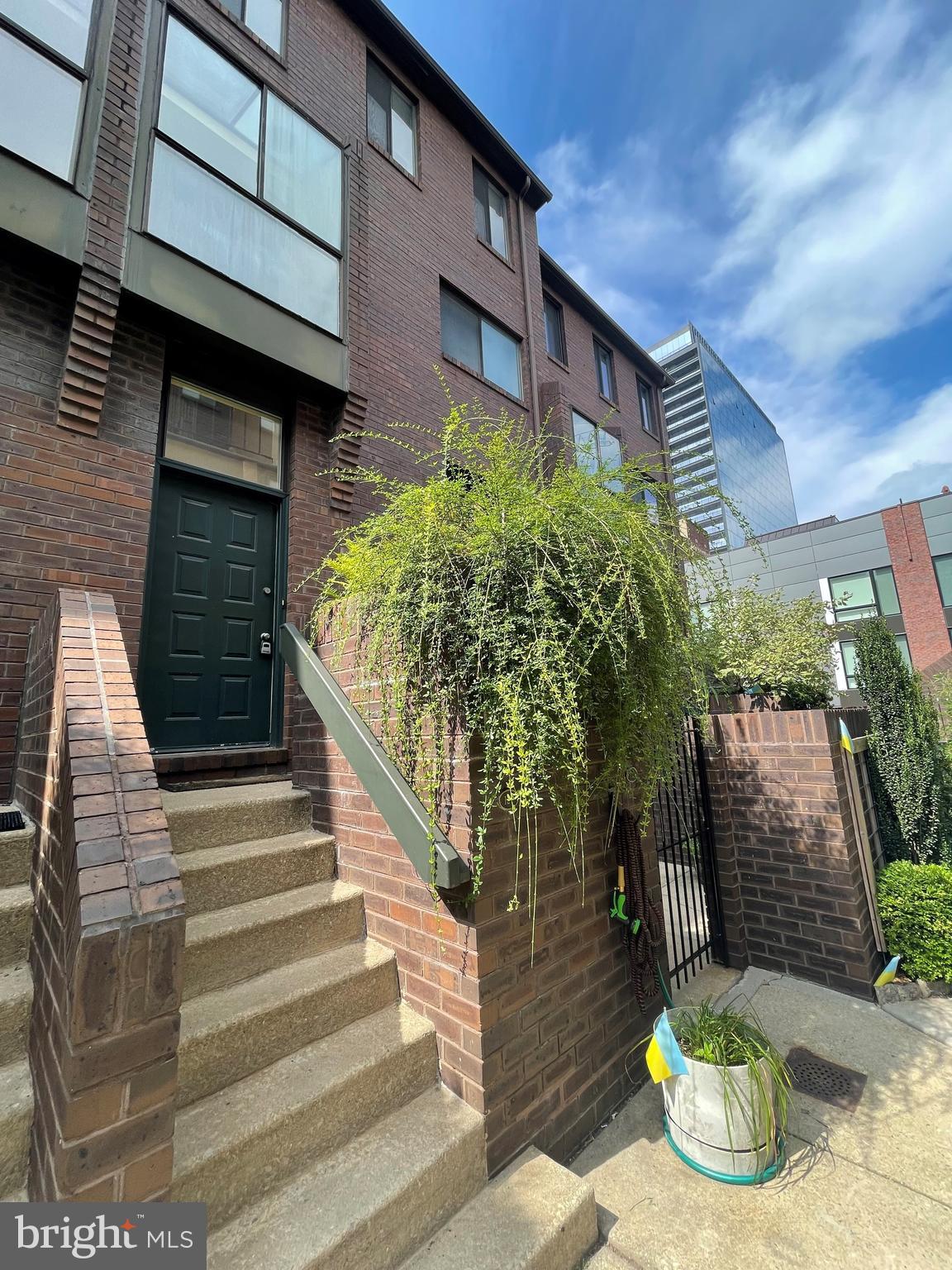 LOGAN SQUARE - Residential Lease