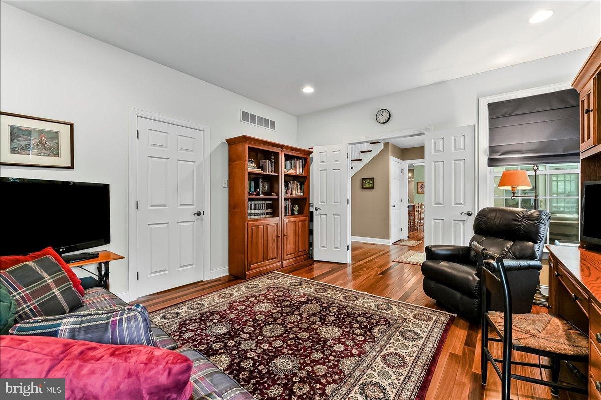 PONDVIEW - Residential