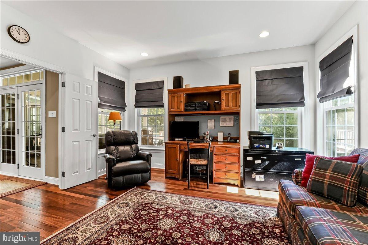 PONDVIEW - Residential