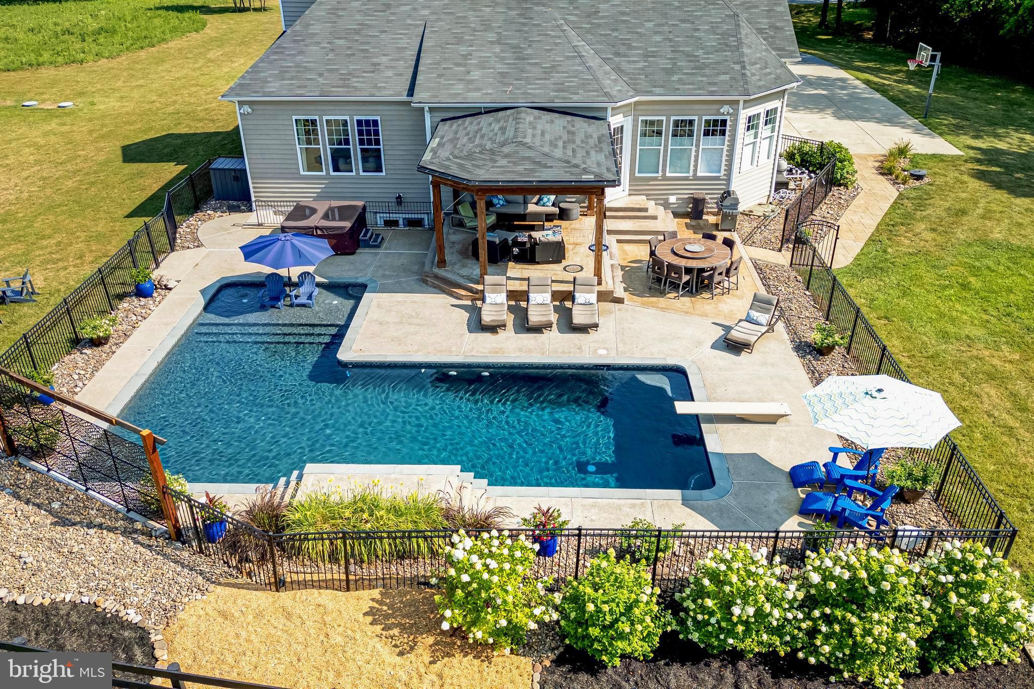 FOX KNOLL - Residential