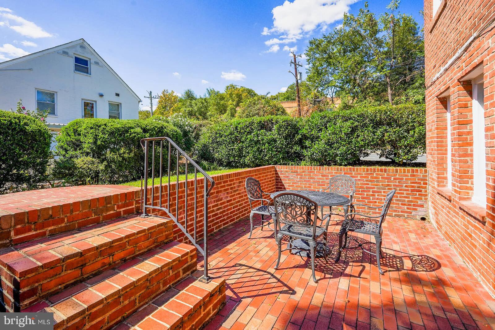 LYON VILLAGE - Residential