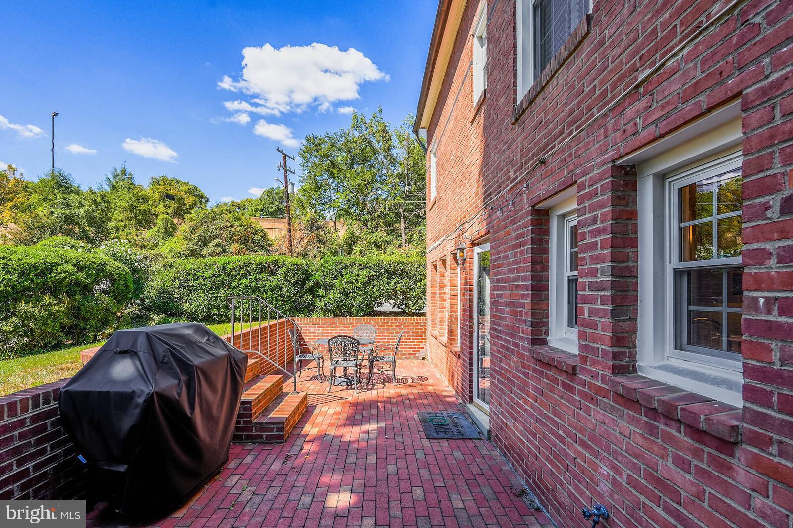 LYON VILLAGE - Residential