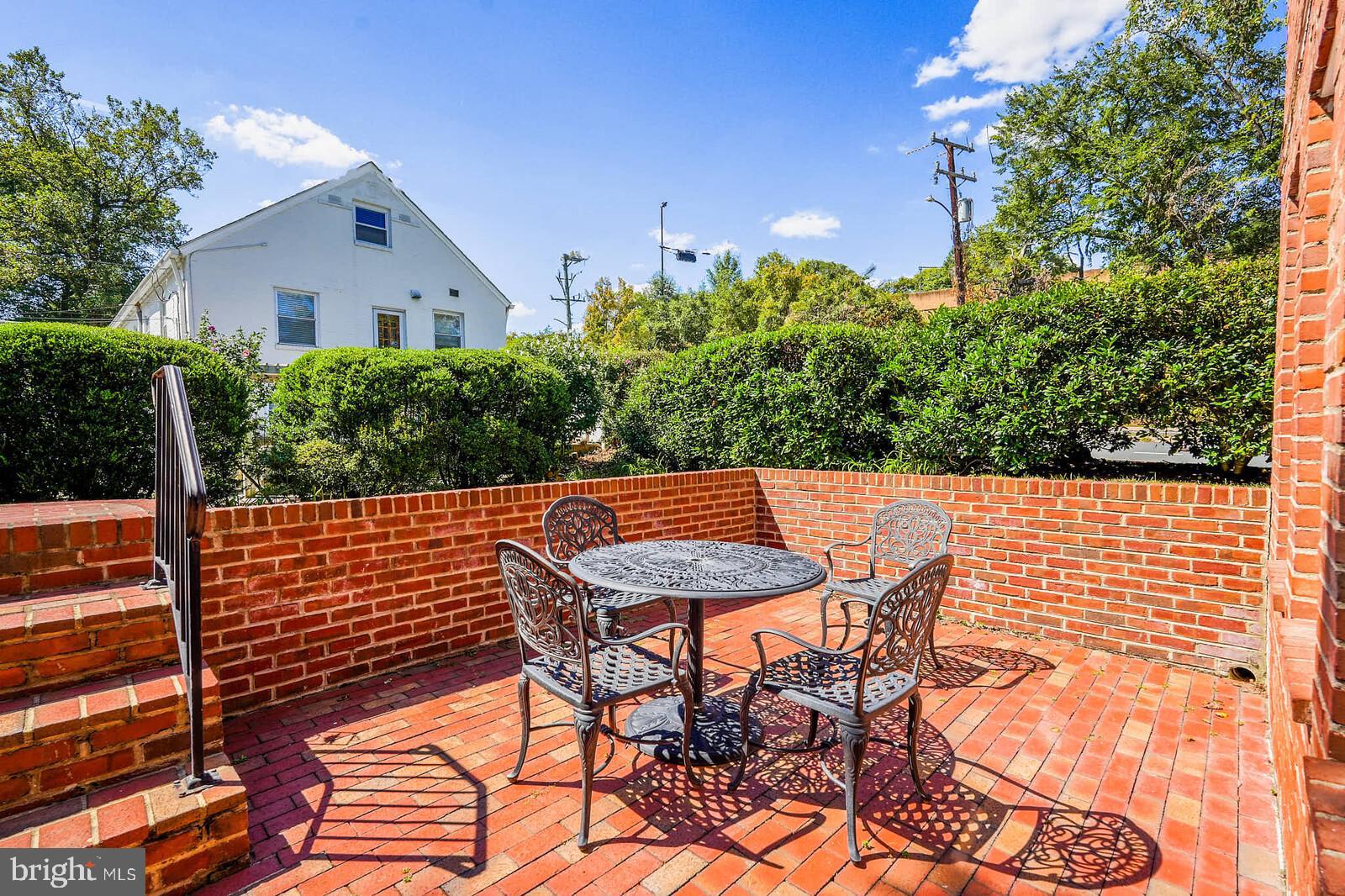 LYON VILLAGE - Residential