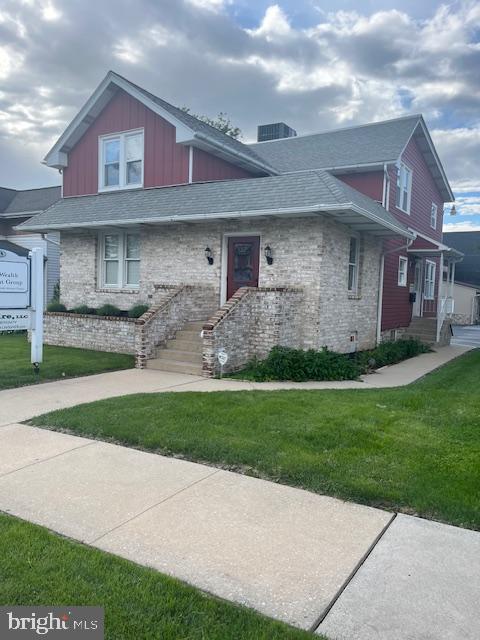3 Room Office Suite on West Chocolate with ample onsite parking. Private entry. Rent is $1,000/month.
Heat, water, sewer, trash included. List price is the monthly rent.
