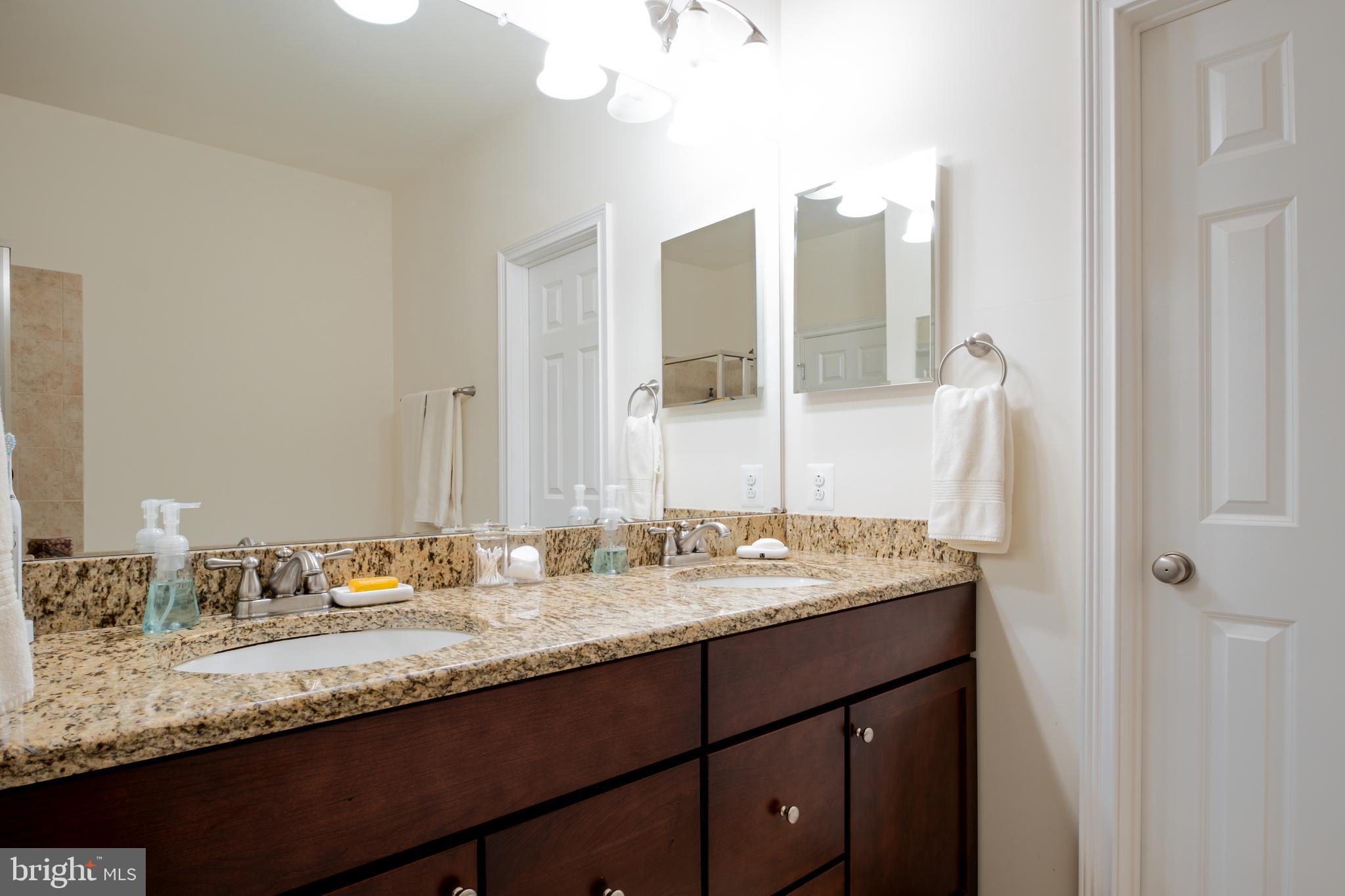 NAVAL SQUARE - Residential Lease