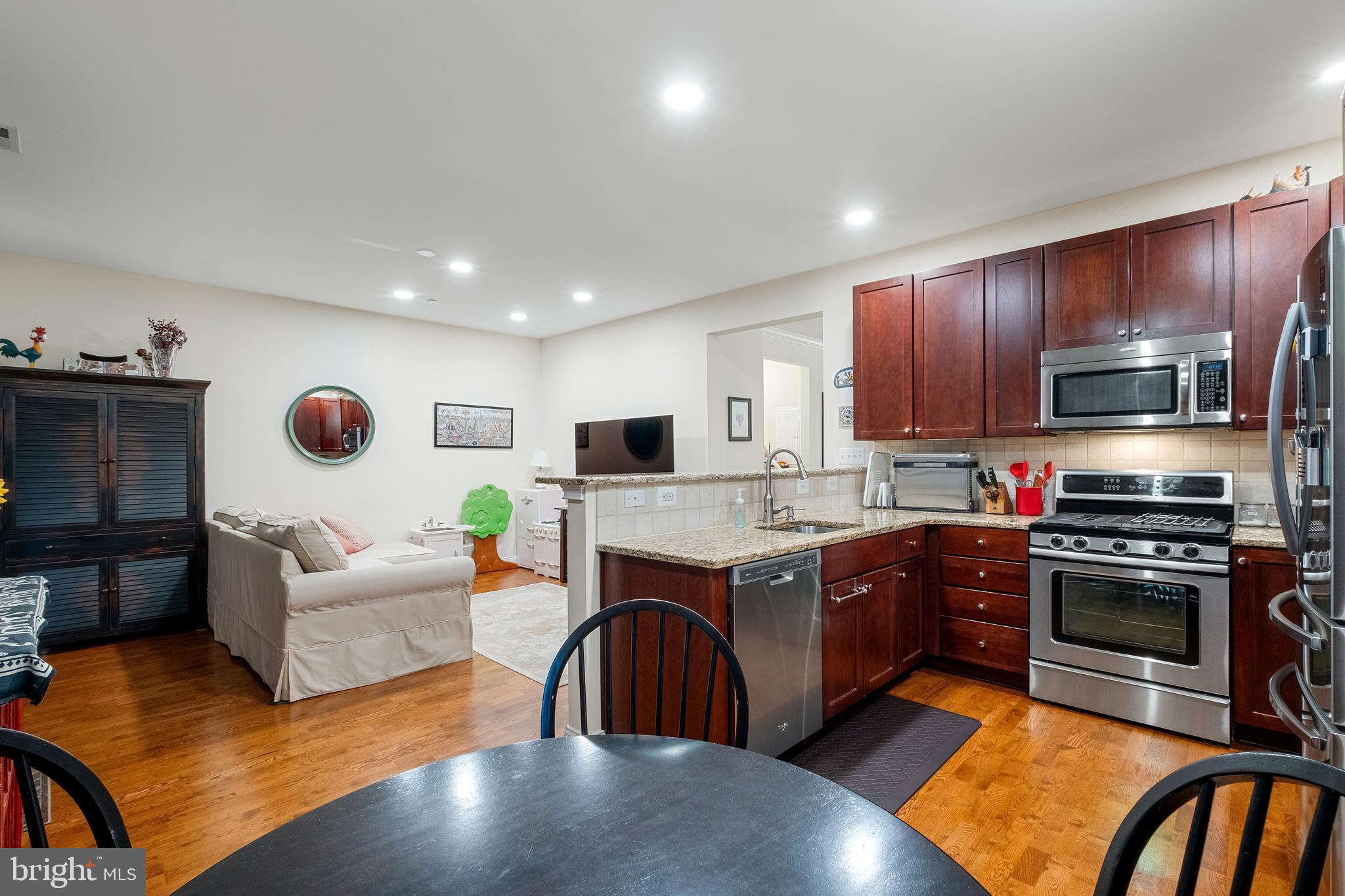 NAVAL SQUARE - Residential Lease