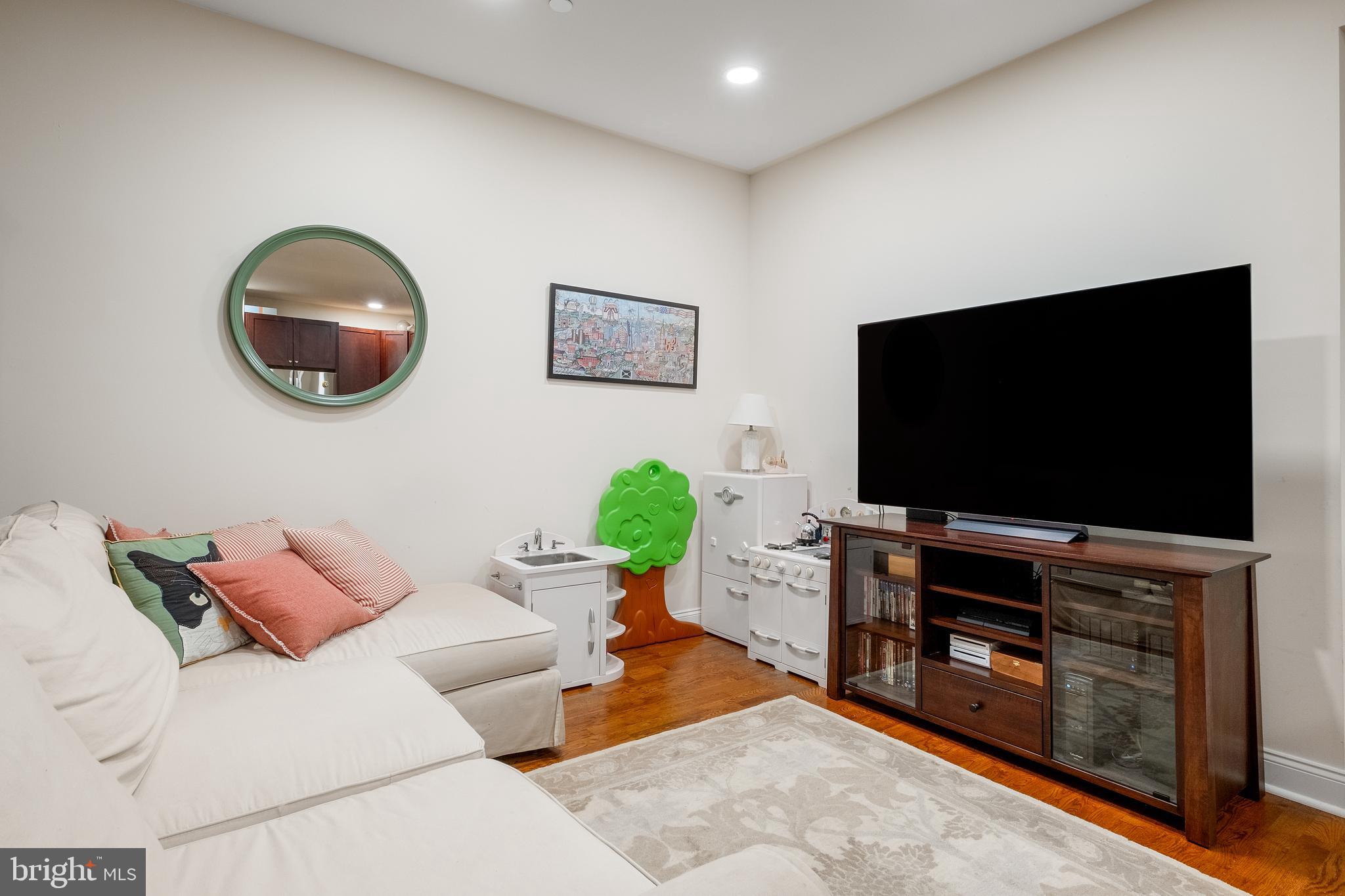 NAVAL SQUARE - Residential Lease