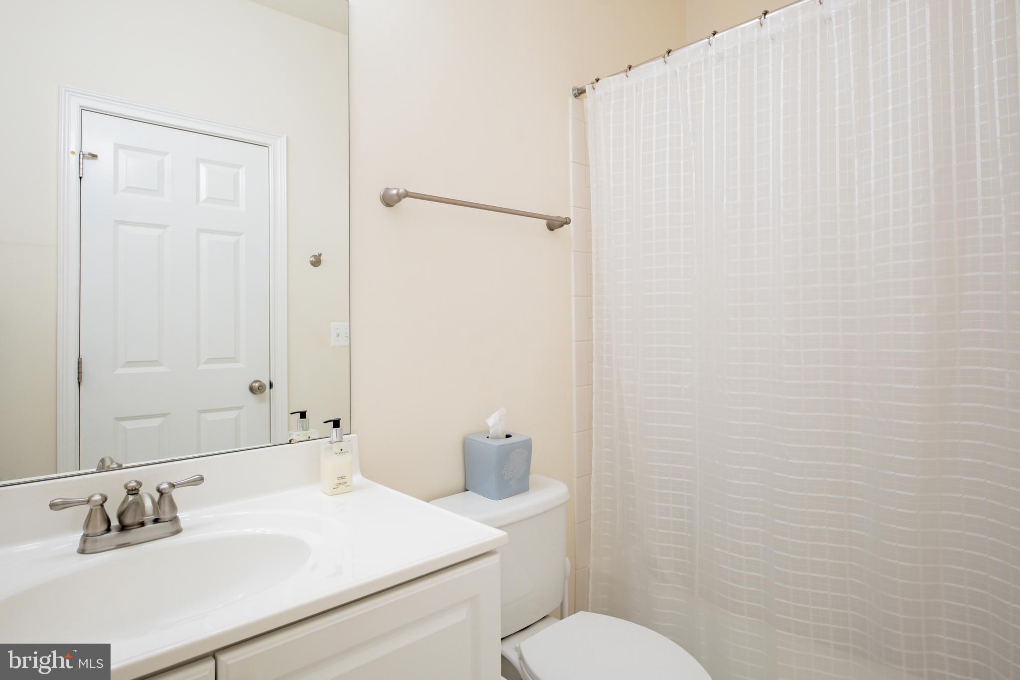 NAVAL SQUARE - Residential Lease