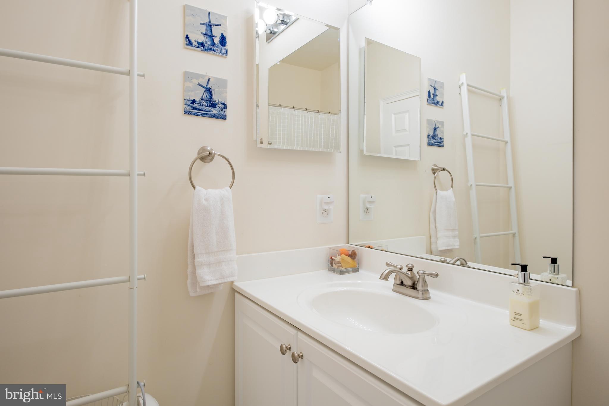 NAVAL SQUARE - Residential Lease