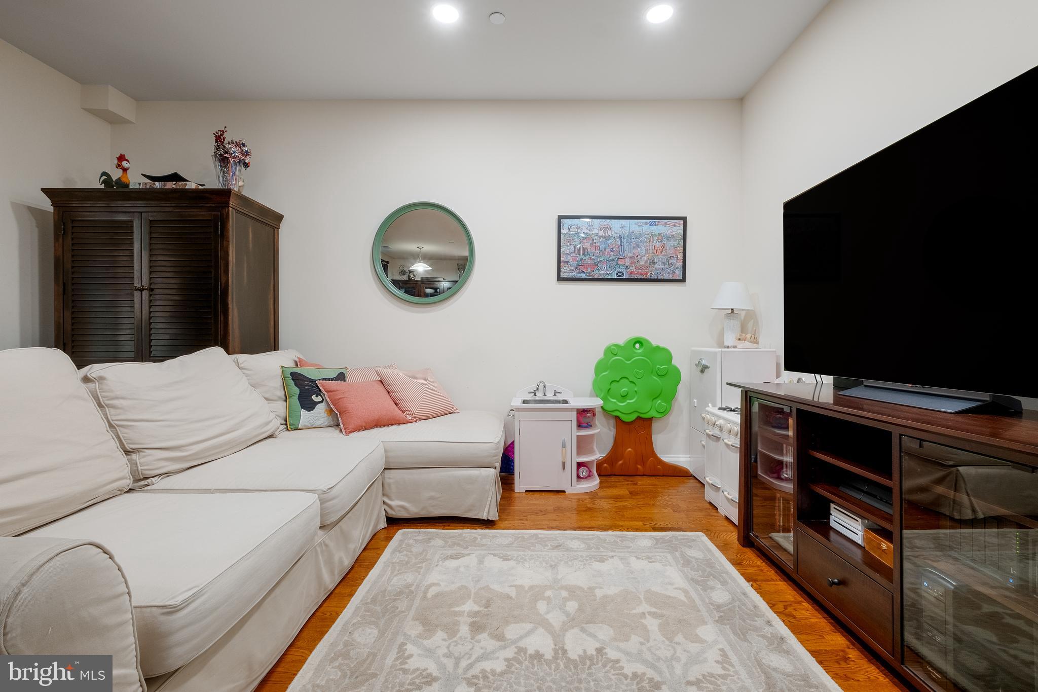 NAVAL SQUARE - Residential Lease