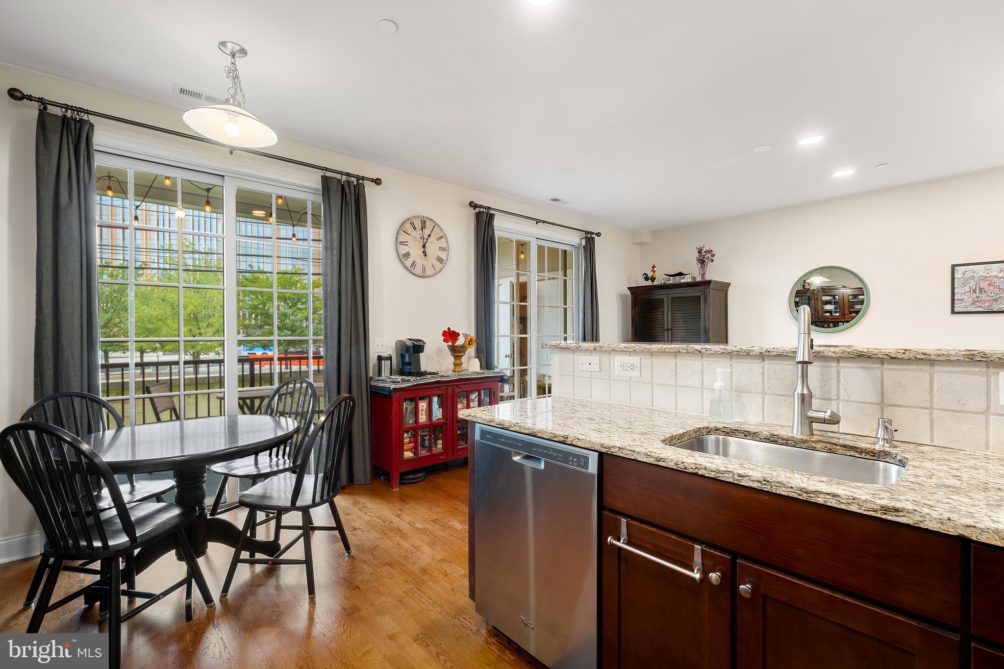 NAVAL SQUARE - Residential Lease