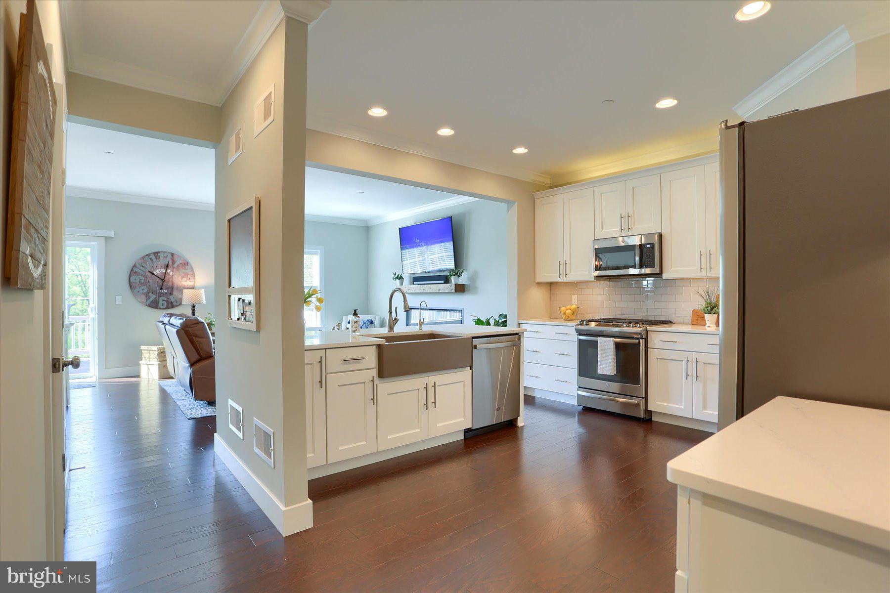 HANBURY COURT AT WINDING HILLS - Residential