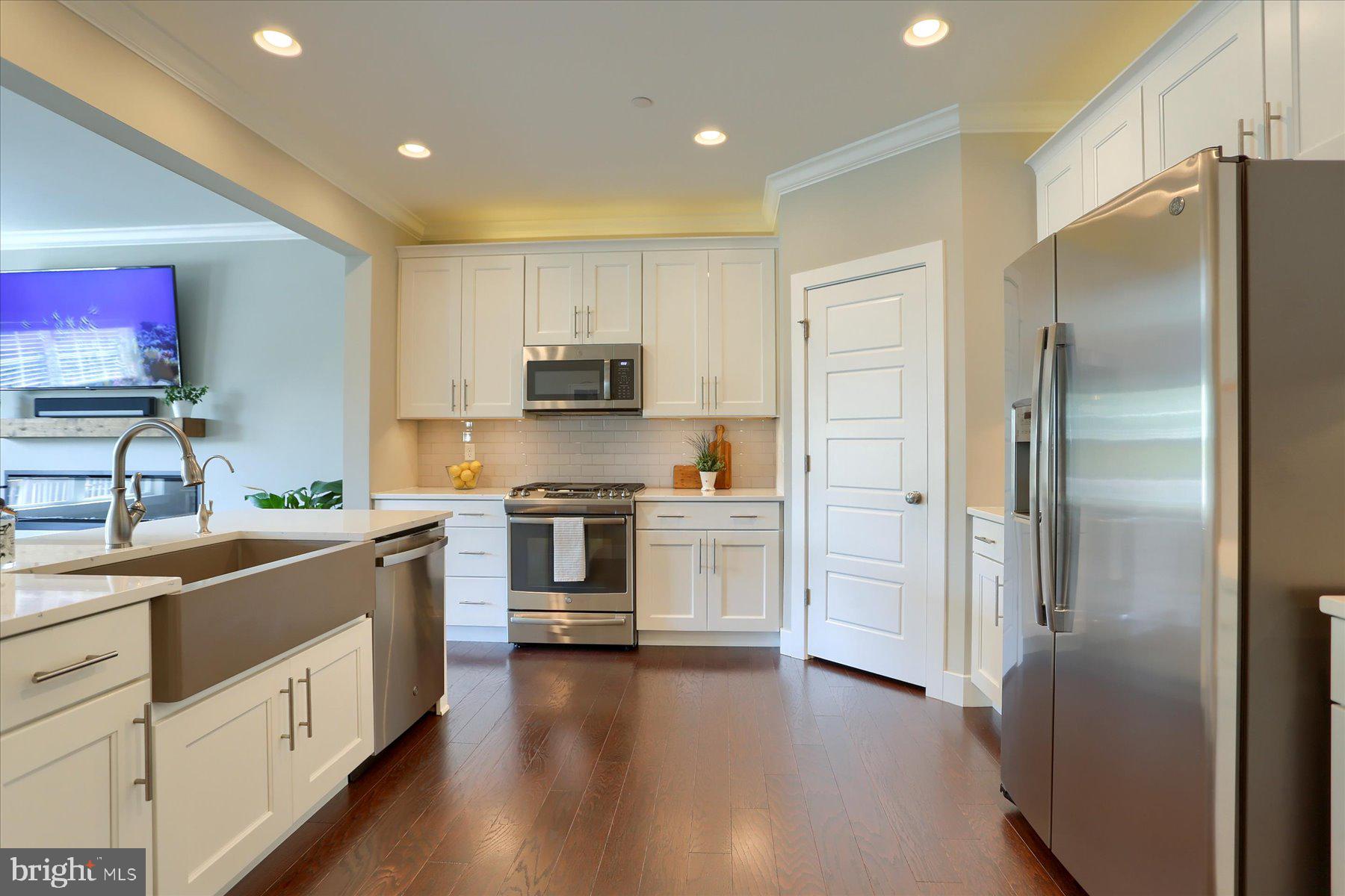 HANBURY COURT AT WINDING HILLS - Residential