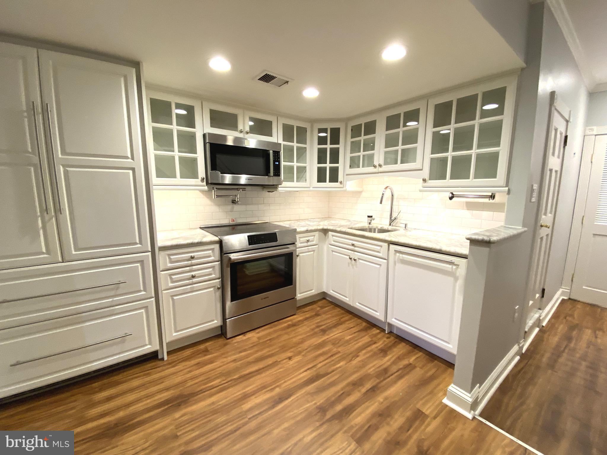 QUEEN VILLAGE - Residential