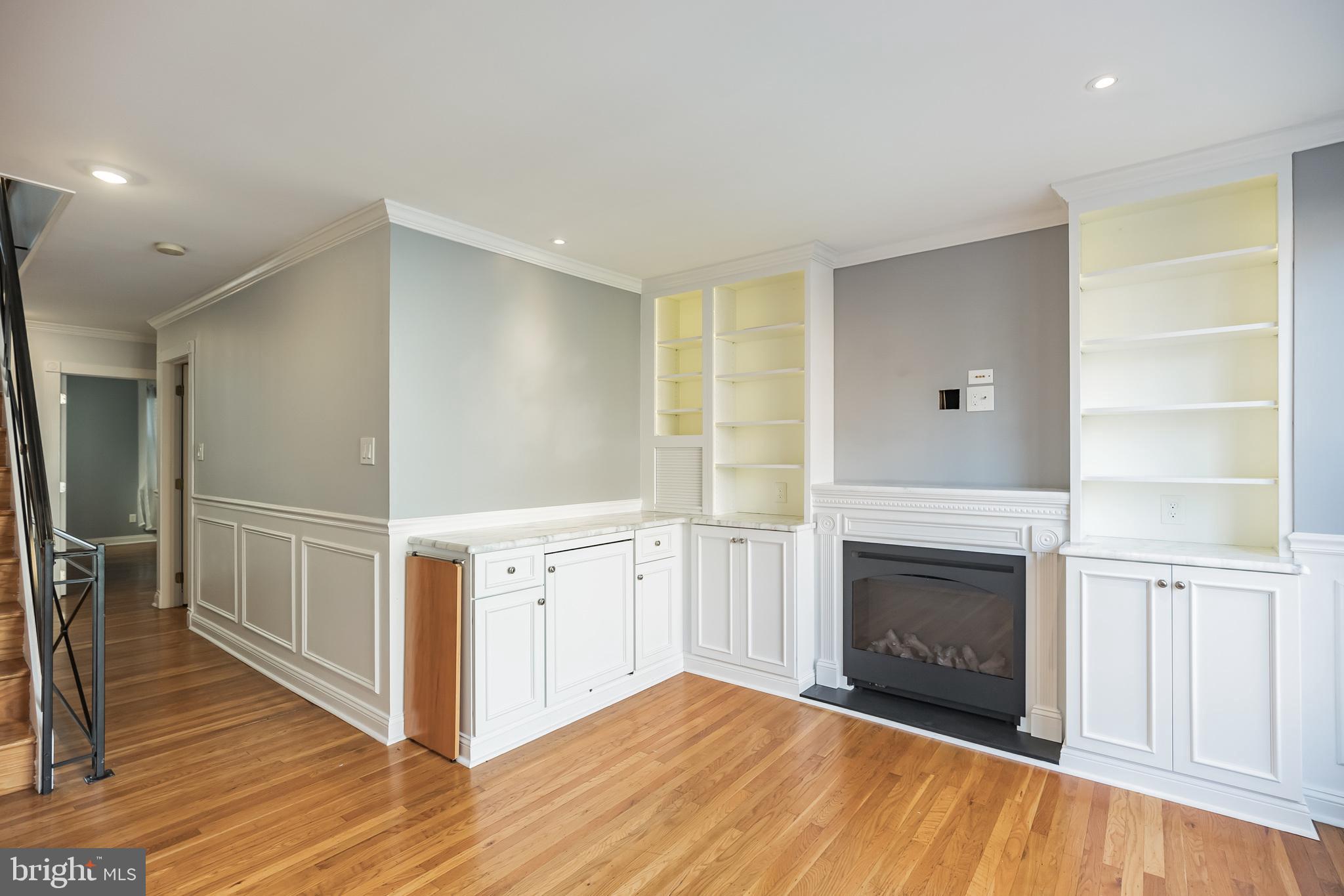 QUEEN VILLAGE - Residential