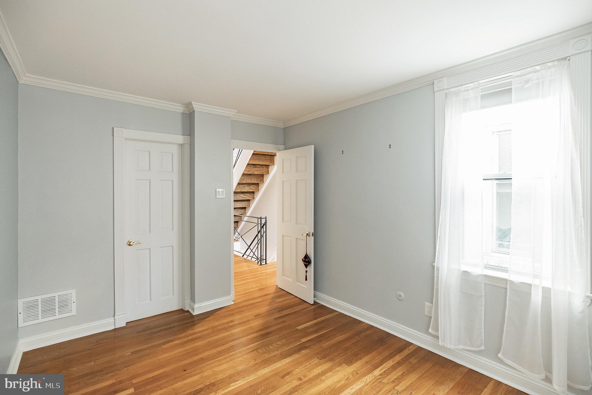 QUEEN VILLAGE - Residential