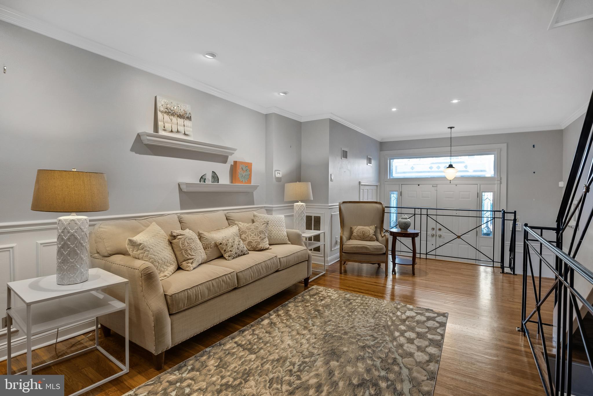 QUEEN VILLAGE - Residential