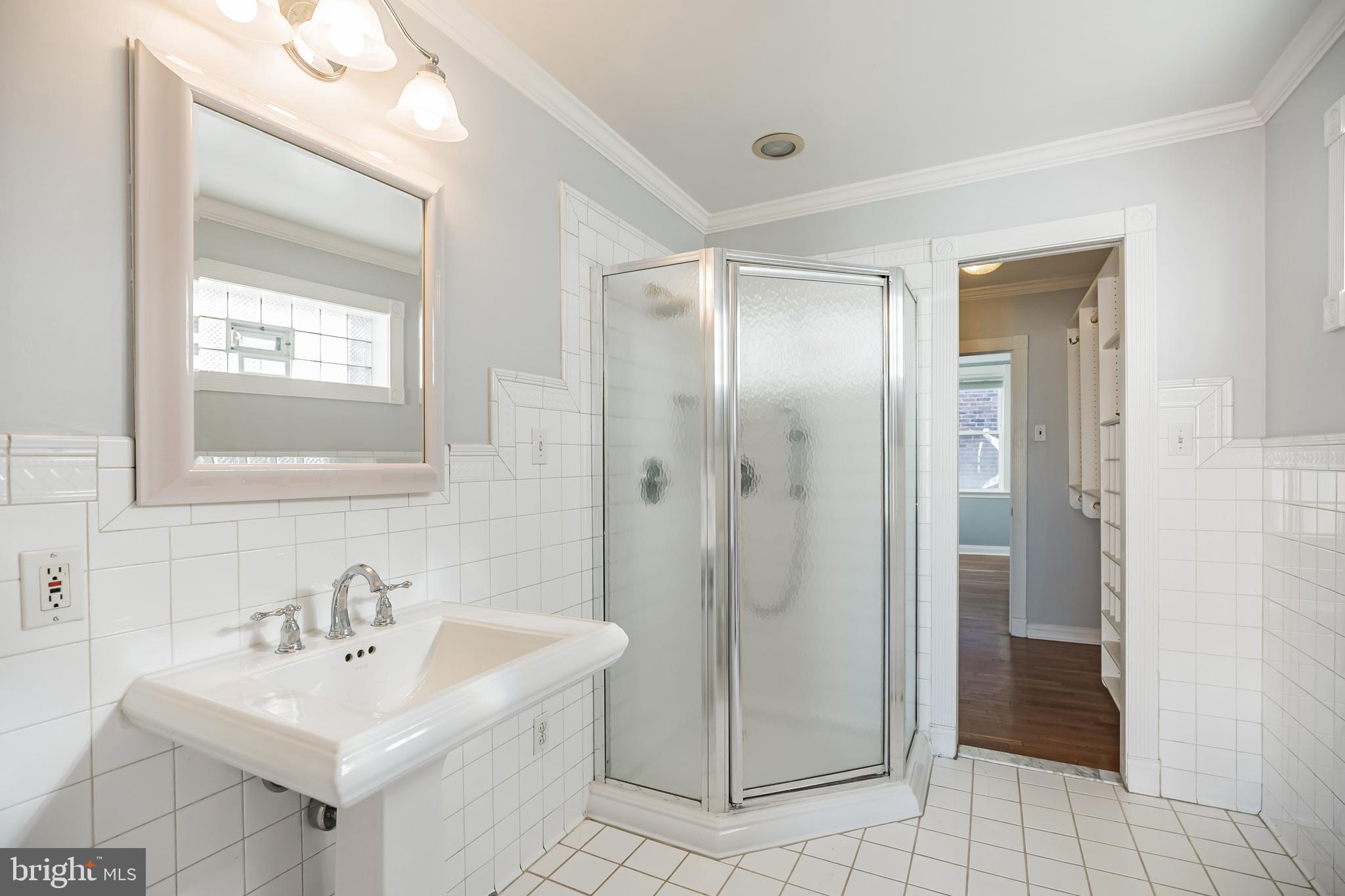 QUEEN VILLAGE - Residential