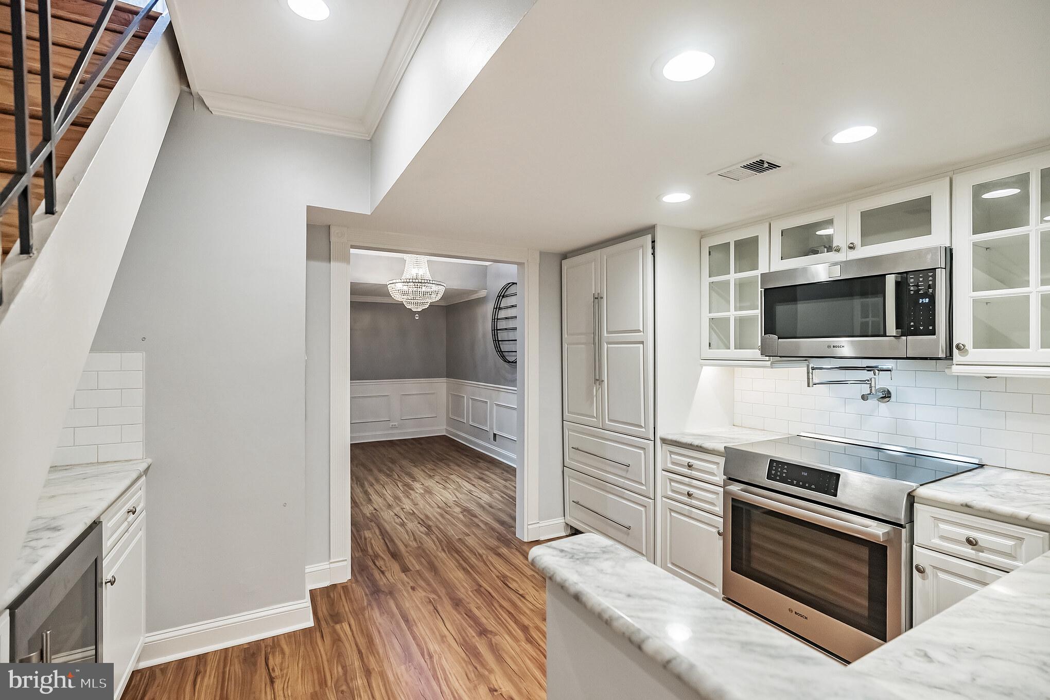QUEEN VILLAGE - Residential