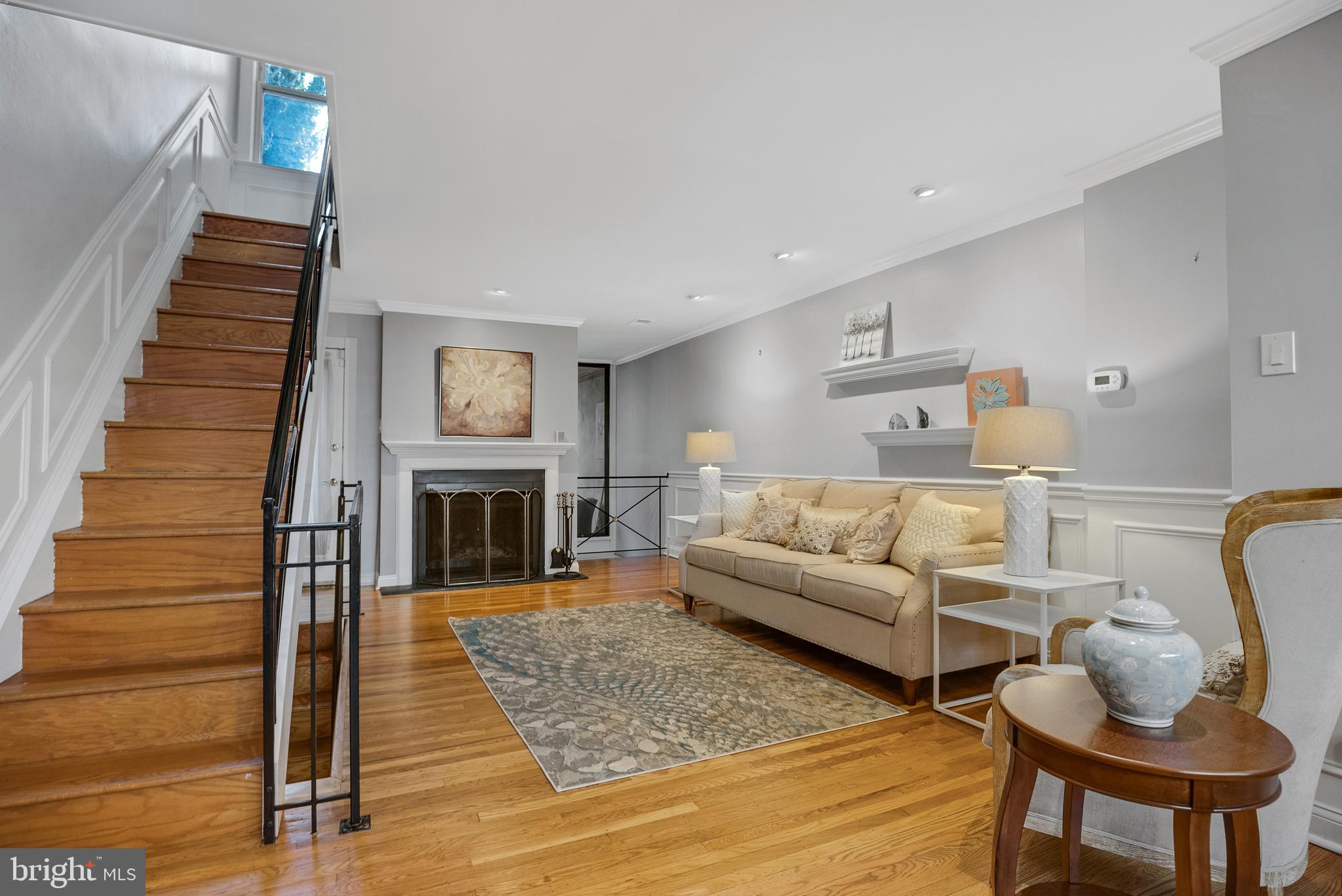 QUEEN VILLAGE - Residential
