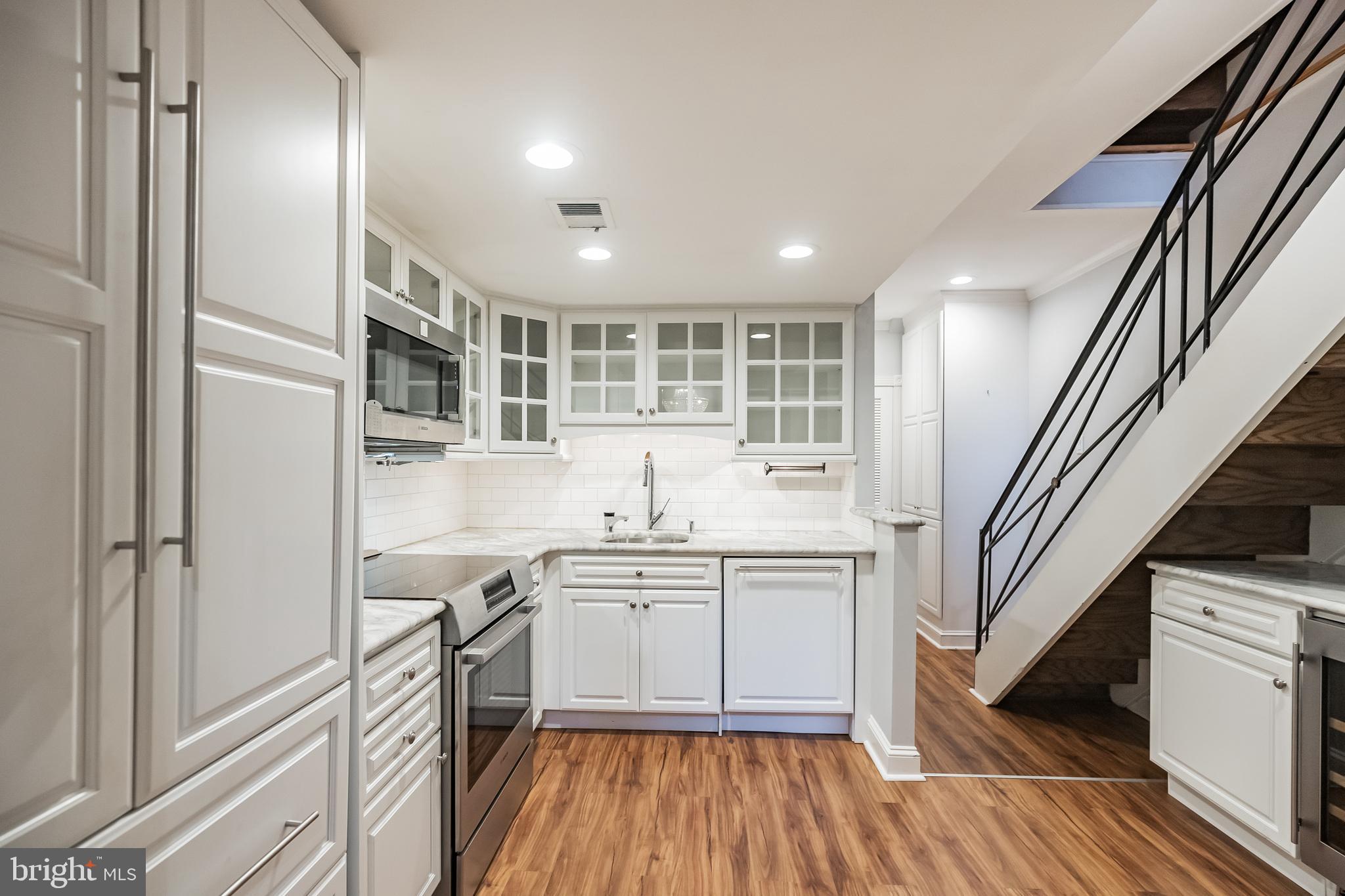 QUEEN VILLAGE - Residential