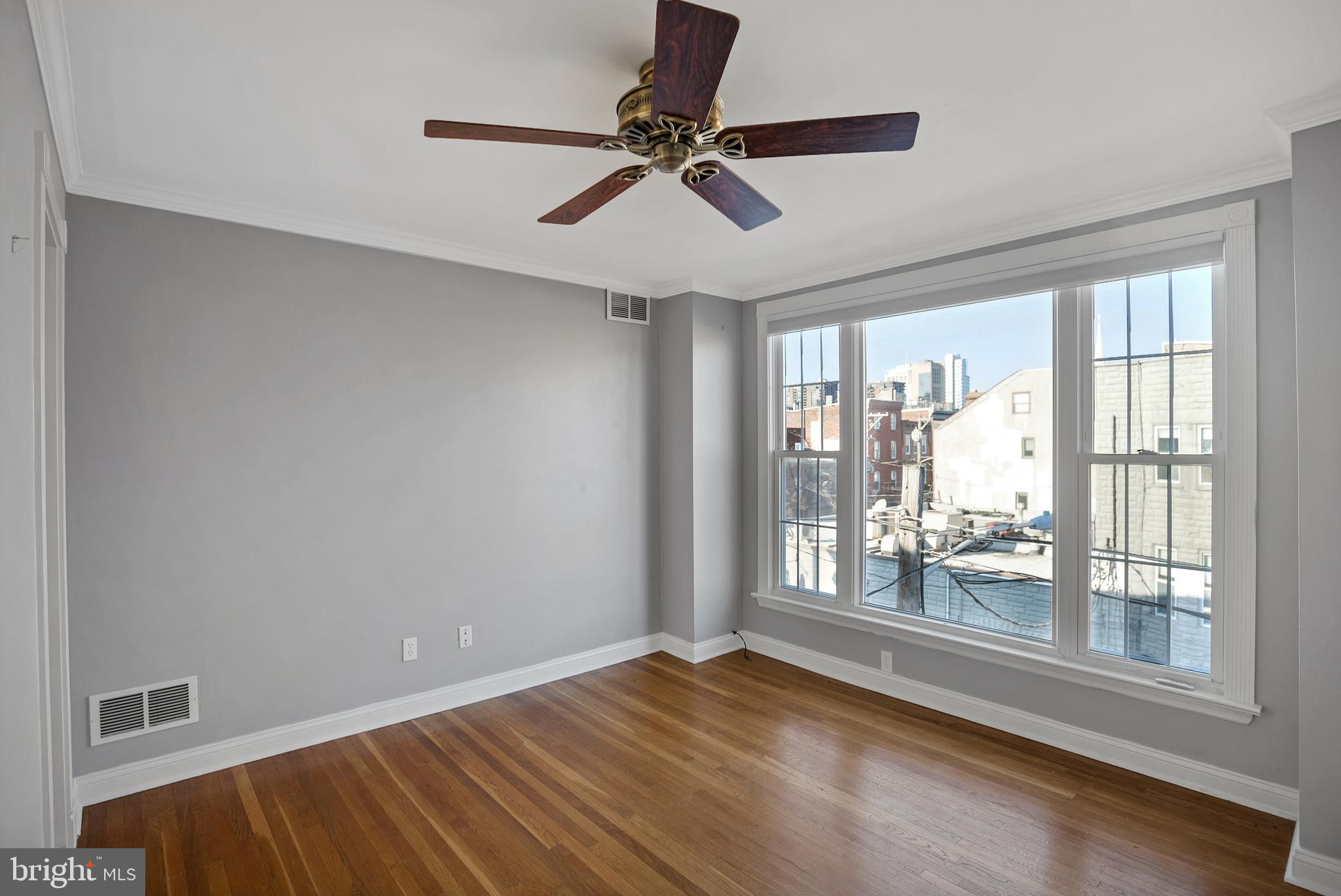 QUEEN VILLAGE - Residential