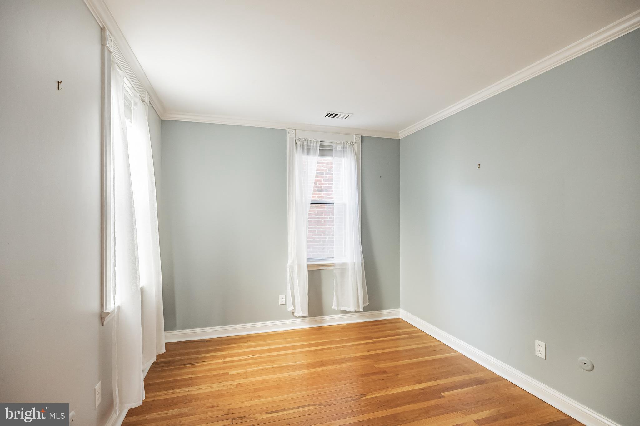QUEEN VILLAGE - Residential