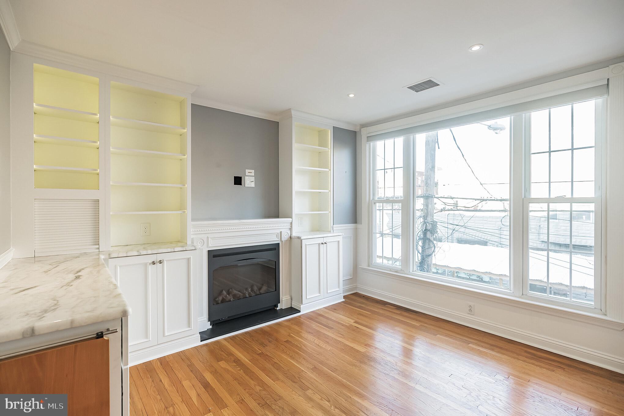 QUEEN VILLAGE - Residential