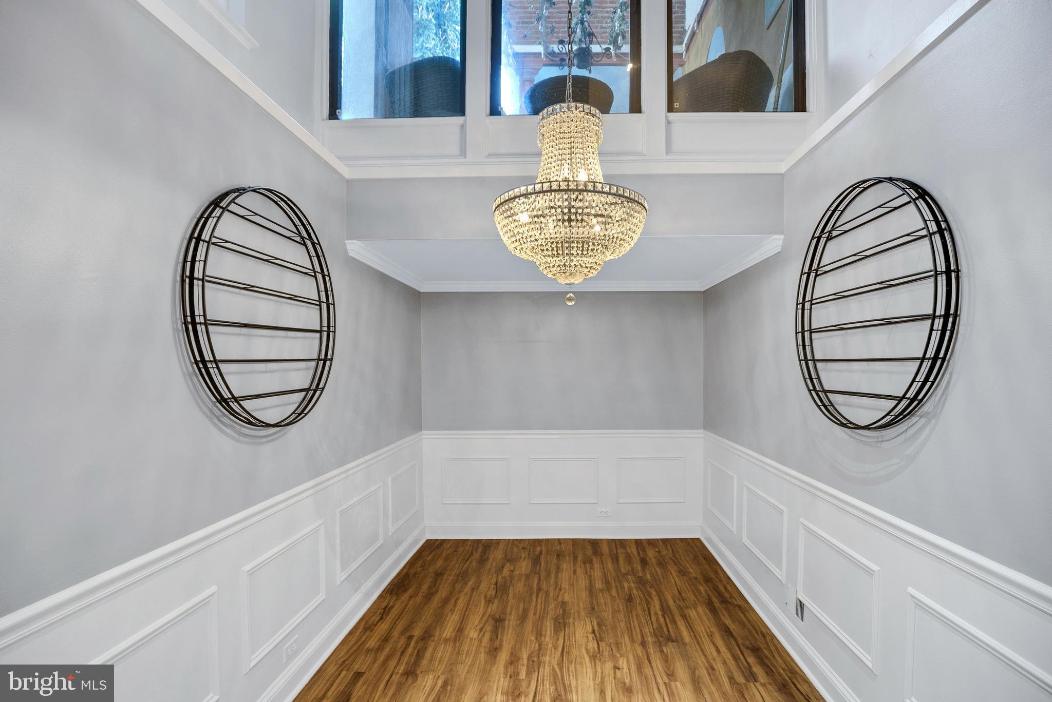 QUEEN VILLAGE - Residential