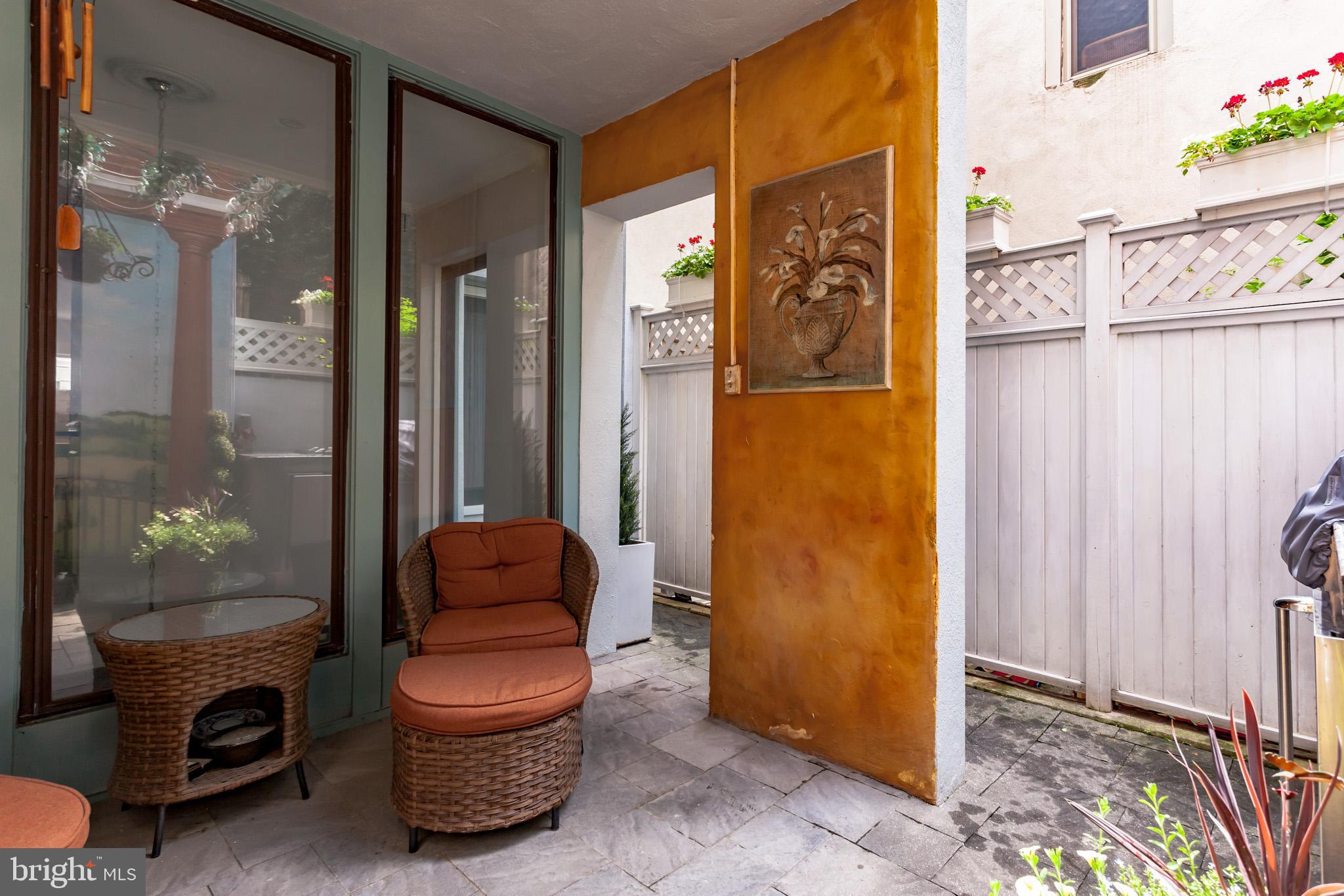 QUEEN VILLAGE - Residential