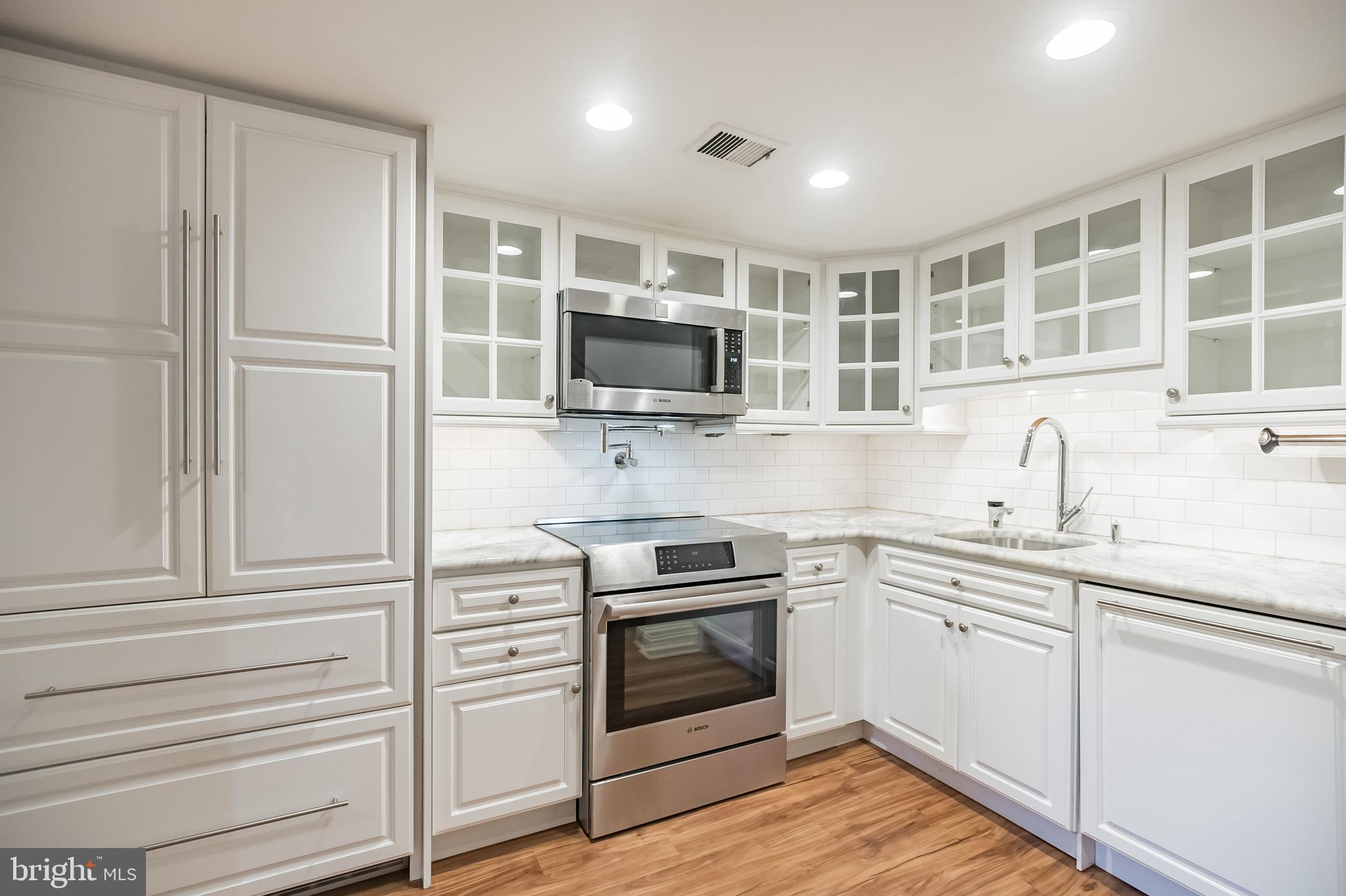 QUEEN VILLAGE - Residential