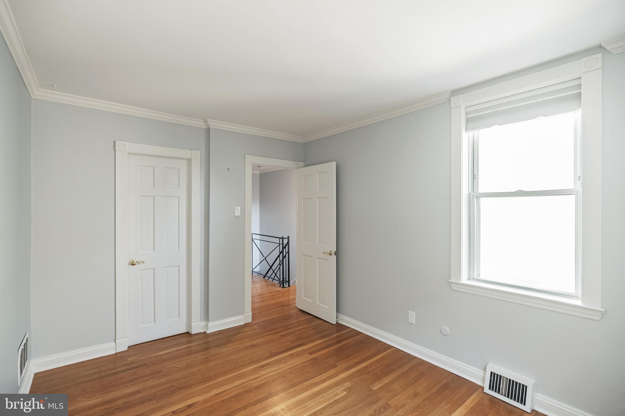 QUEEN VILLAGE - Residential