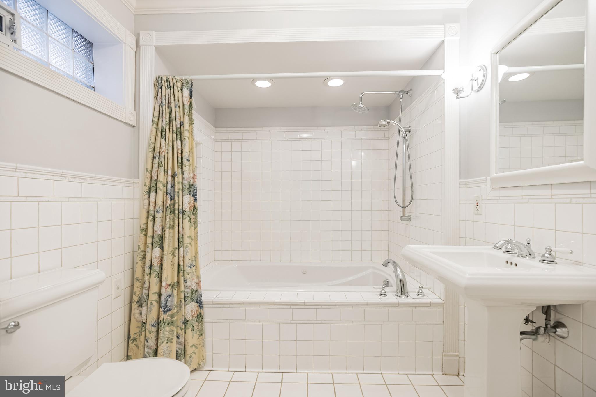 QUEEN VILLAGE - Residential