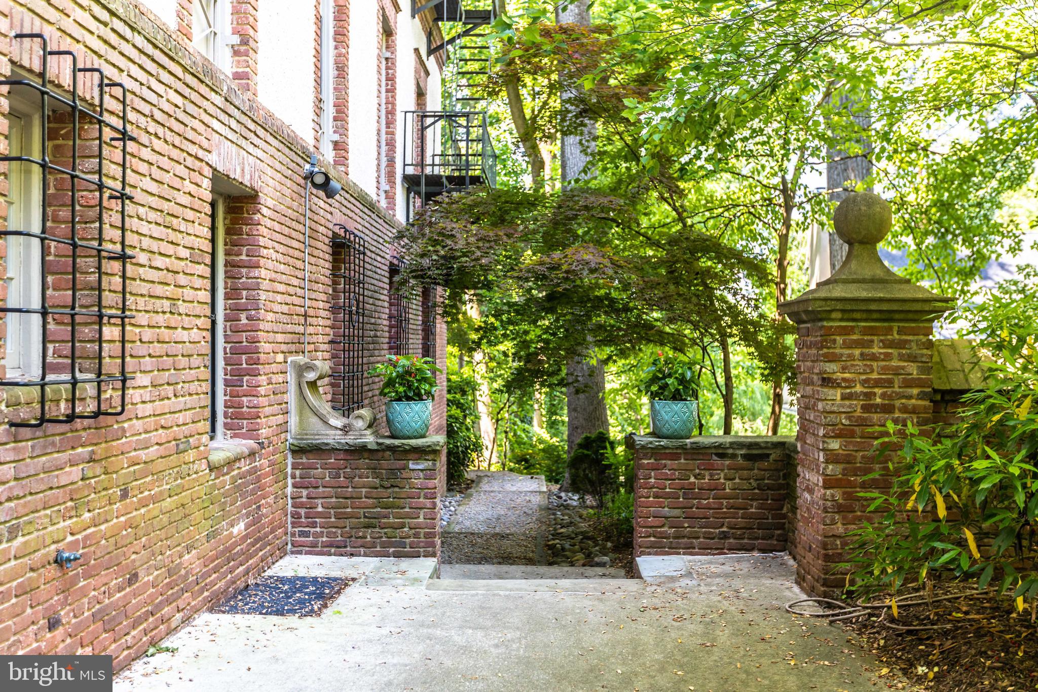 ROLAND PARK - Residential