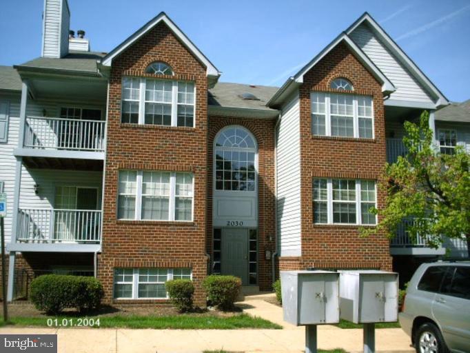 Luxurious and spacious 2-bedroom, 2-bath condo ideally located just minutes from the National Harbor! This beautifully updated unit features an open concept floor plan, a cozy fireplace in the living room, a separate dining area, and all-new luxury vinyl and ceramic tile flooring throughout. Enjoy the convenience of a private laundry room with washer and dryer, a private patio, and assigned parking.
Located near Rivertowne, Top Golf, Tanger Outlets, MGM Grand Casino, and quick access to the Beltway (I-495) via the St. Barnabas Rd exit. Its proximity to DC, Virginia, Andrews AFB, and Joint Base Anacostia-Bolling makes this an excellent choice for commuters.
Application Fee: $50 per adult
Tenant Pays: Electricity, Cable/Internet
Included in Rent: Water, Trash
Agent Owner