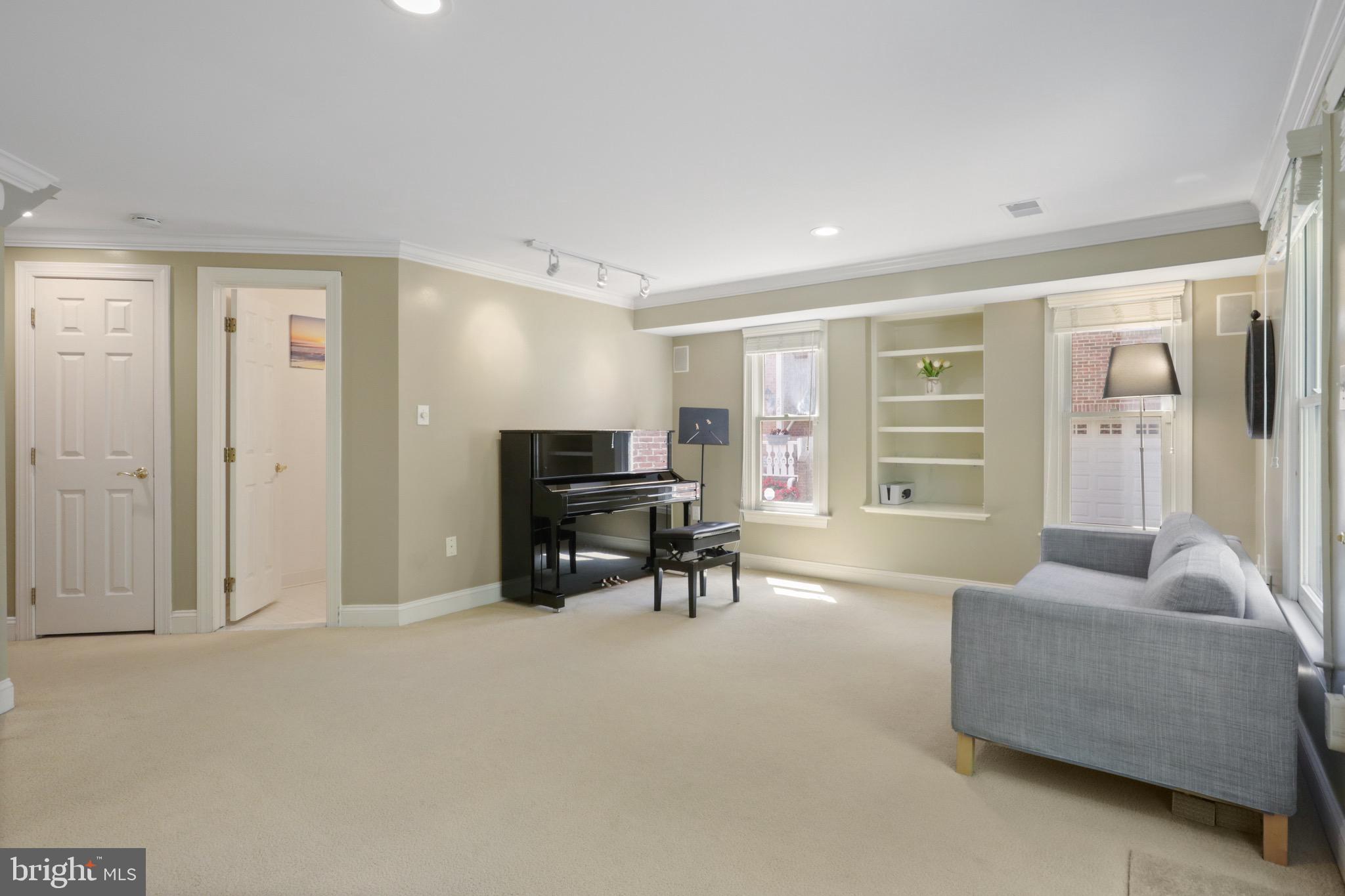 FENWICK COURT - Residential