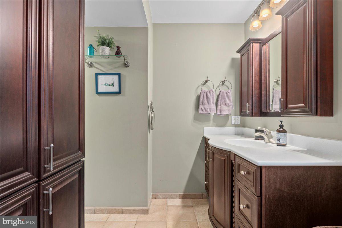 FAIRFAX VILLA - Residential