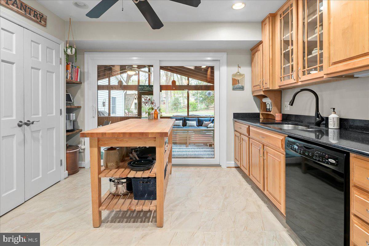 FAIRFAX VILLA - Residential