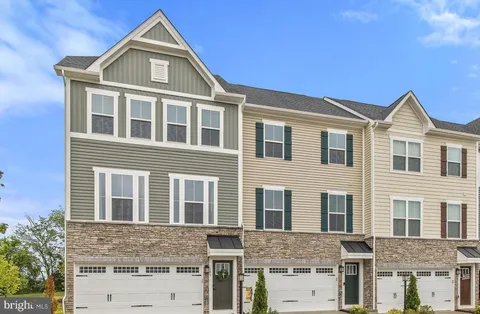 141 Burkwood Terrace, Lake Frederick, VA MLS: VAFV2032766