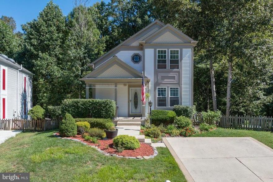 If your list of an ideal home consists of a quiet neighborhood in a traffic-friendly location, this single family house might just be the right fit for you. This modern-style home sits at the middle of a quiet cul-de-sac street and located in the most sought neighborhood of Lakeridge in Woodbridge, VA. This spacious 3 bedroom - 3 bathroom features a high ceiling and wall-to-wall hardwood floors.