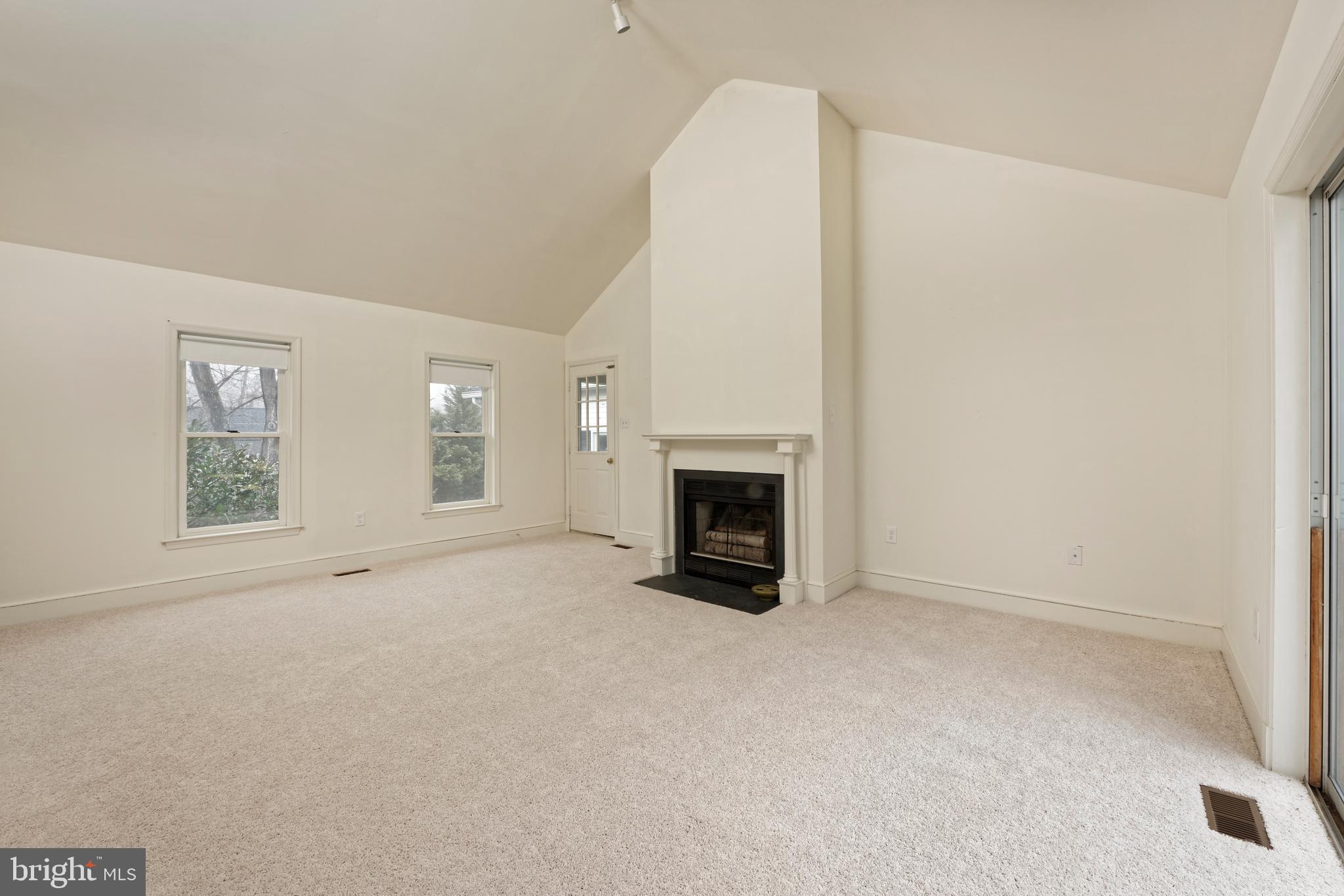 ROUND HILL - Residential