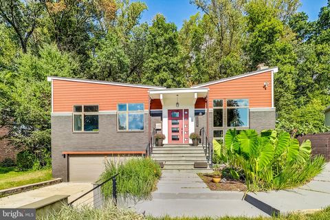 Photo of 6824 Winterberry Lane, BETHESDA, MD 20817 (MLS # MDMC2154966) Photo of 6824 Winterberry Lane, BETHESDA, MD 20817 (MLS # MDMC2154966)