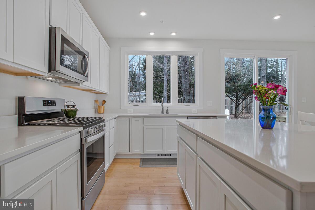 PONDVIEW - Residential