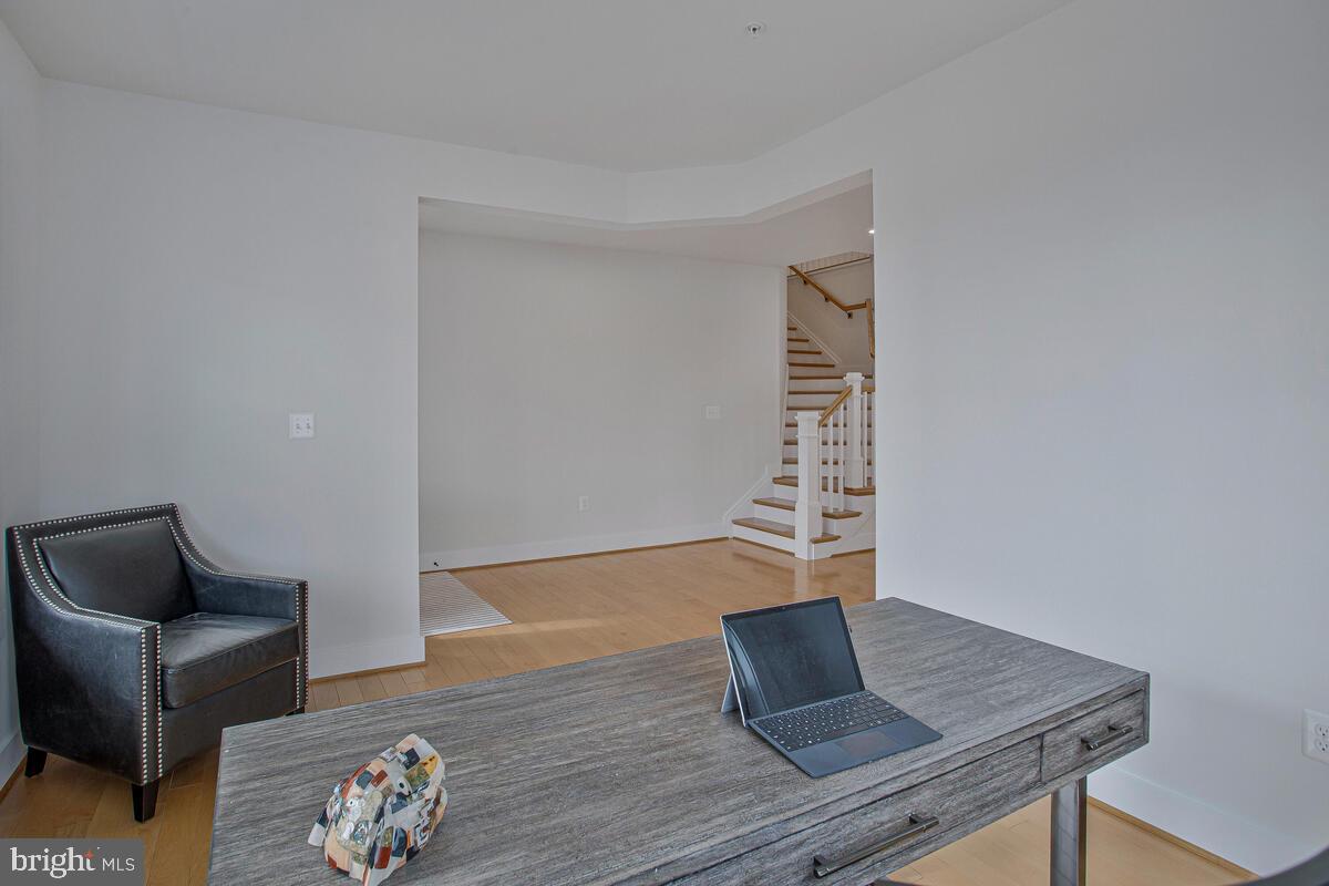 PONDVIEW - Residential