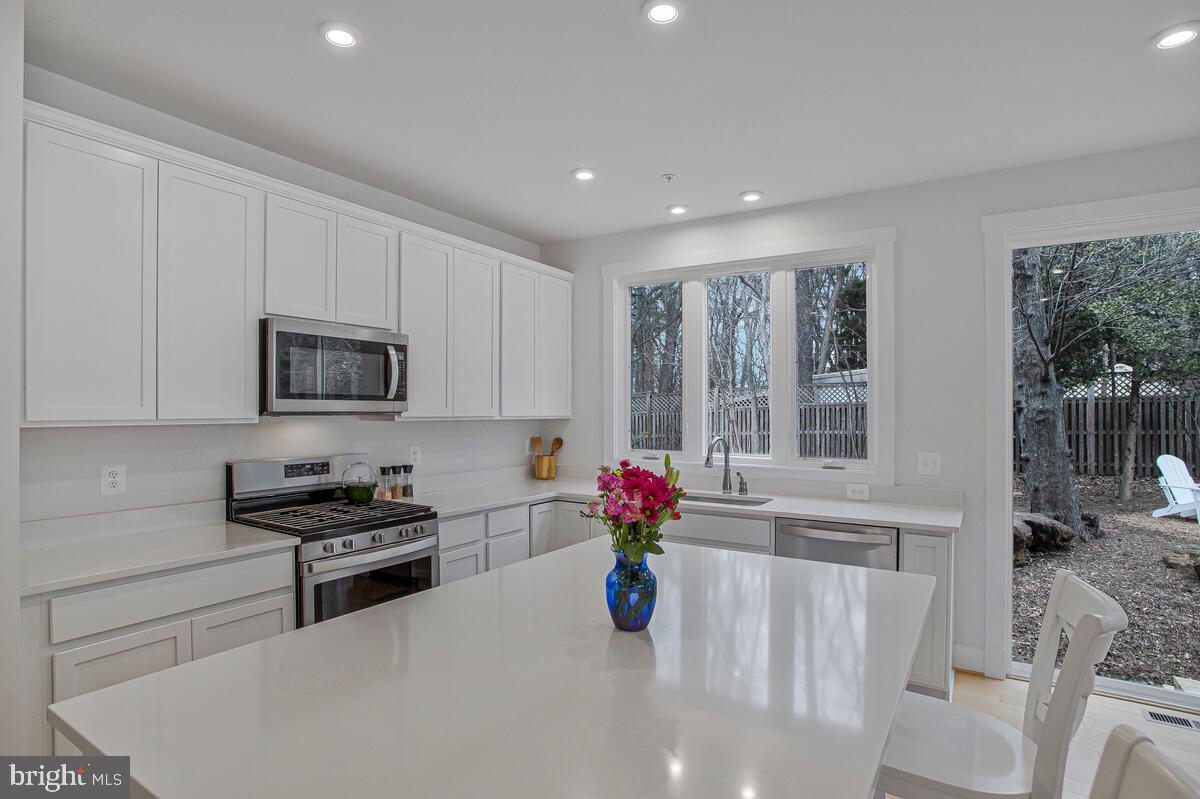 PONDVIEW - Residential