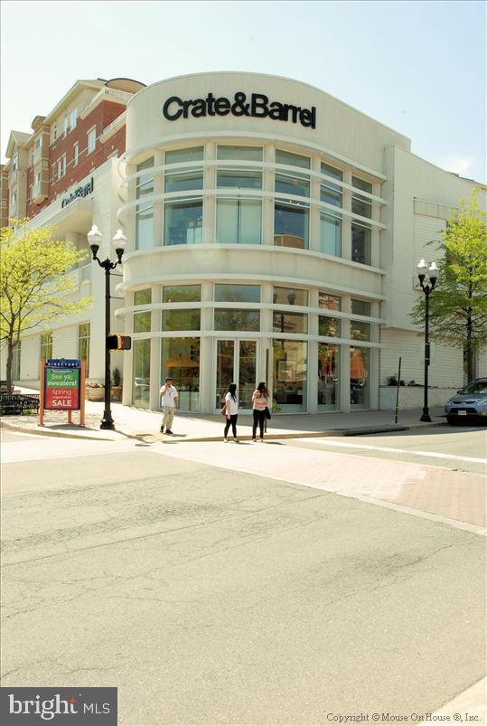 WINDSOR PLAZA - Residential Lease