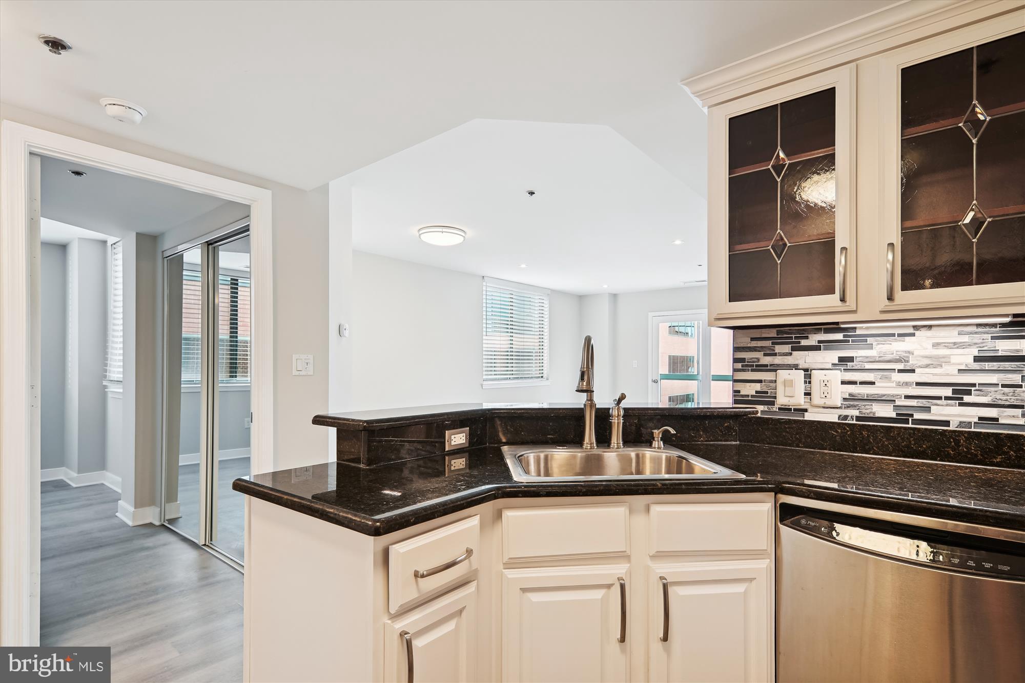 WINDSOR PLAZA - Residential Lease
