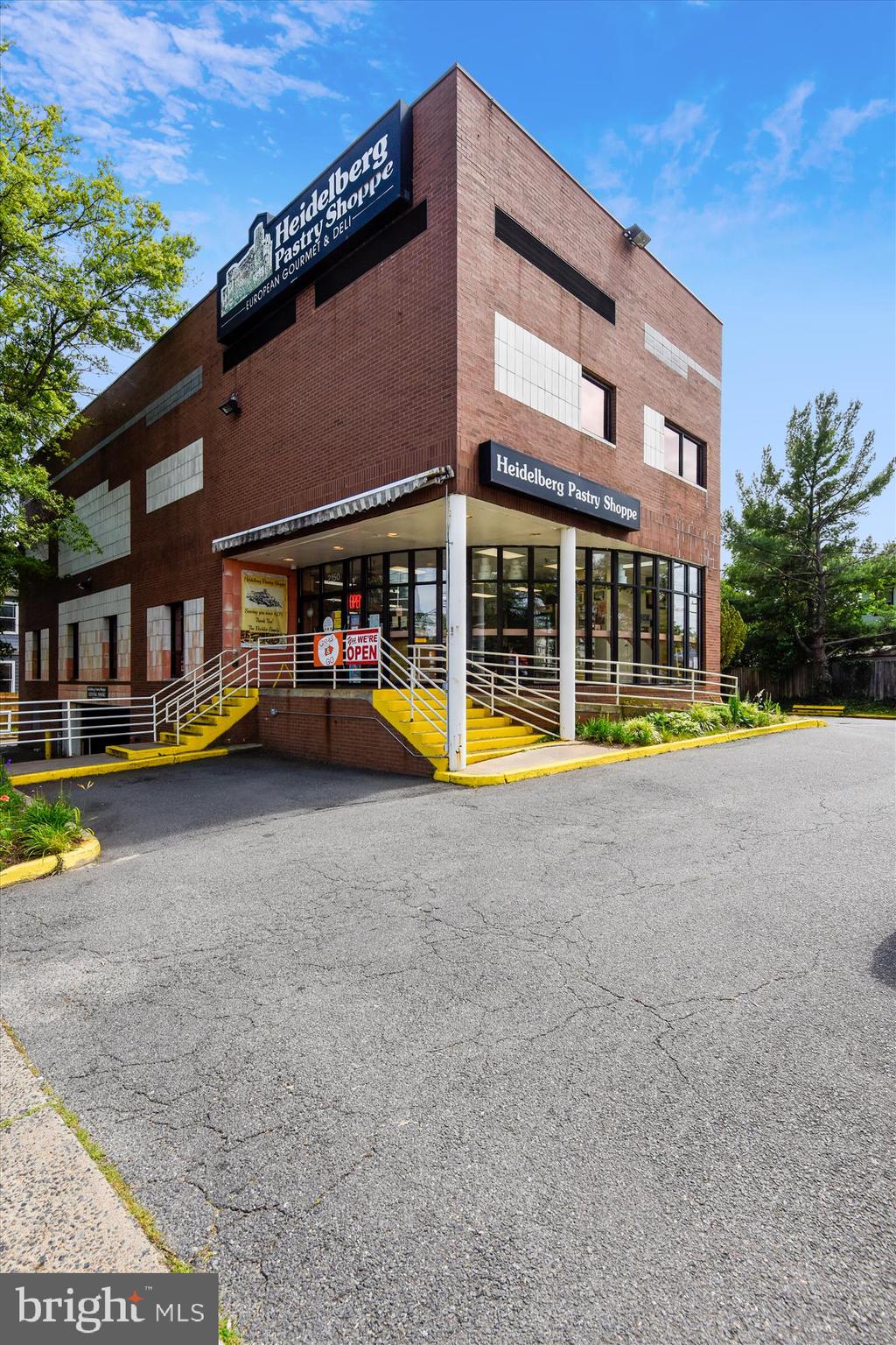 WINDSOR PLAZA - Residential Lease